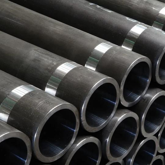 ¿Cuáles son las diferencias entre el acero aleado y el acero al carbono?